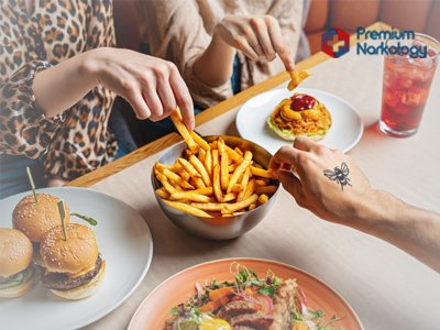 Люди за столом с закусками к алкоголю