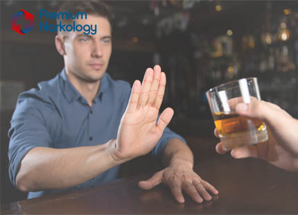 Бутылки с пивом на столе