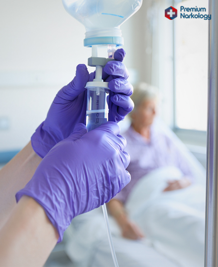 Врач ставит капельницу пациенту