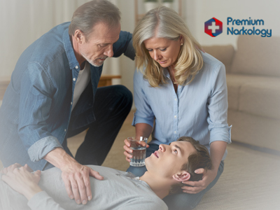 Парень напился, родители пытаются ему помочь