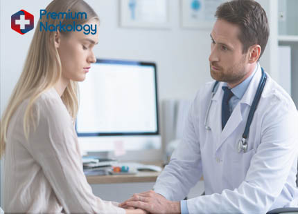 Врач успокаивает пациента