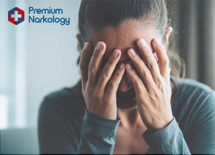 Последствия алкоголизма для социума Мужчина закрывает лицо рукой