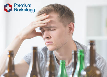 Мужчина со стаканом в руке