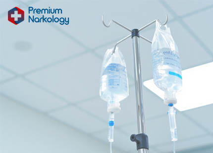 Стойка для капельниц с двумя пакетами инфузионных растворов