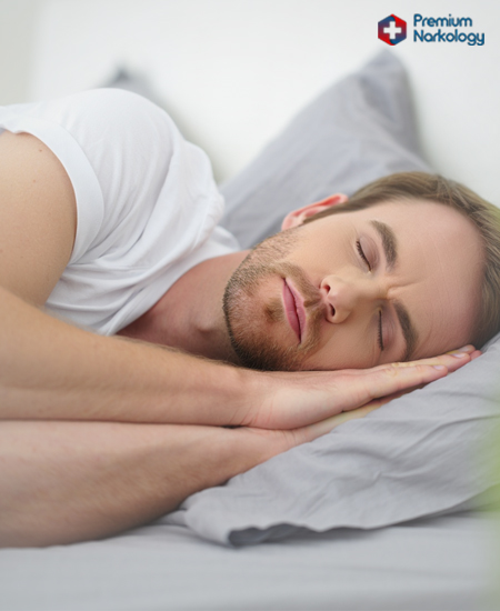 Мужчина спит