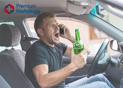 Агрессивный мужчина с пивом за рулём машины