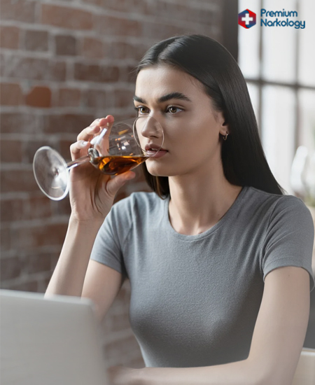 Женщина пьет алкоголь