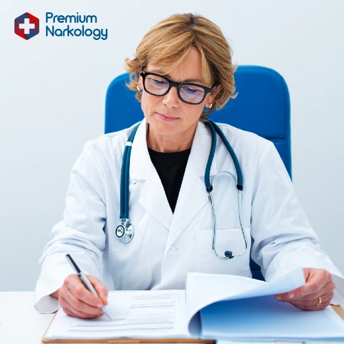 Врач делает записи в журнале