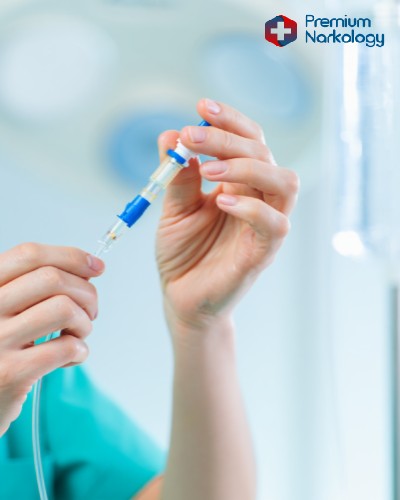 Доктор готовится ставить капельницу