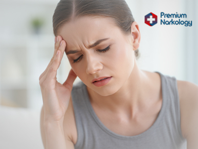 У женщины болит голова