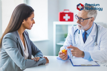 Врач проводит консультацию с пациенткой