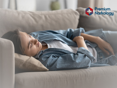 Женщина в депрессивном состоянии лежит на диване