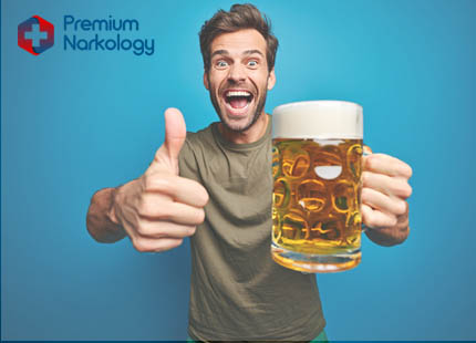 Мужчина с кружкой пива в руке