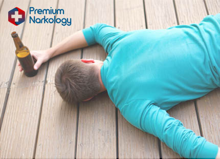 Мужчина лежит с бутылкой пива в руке