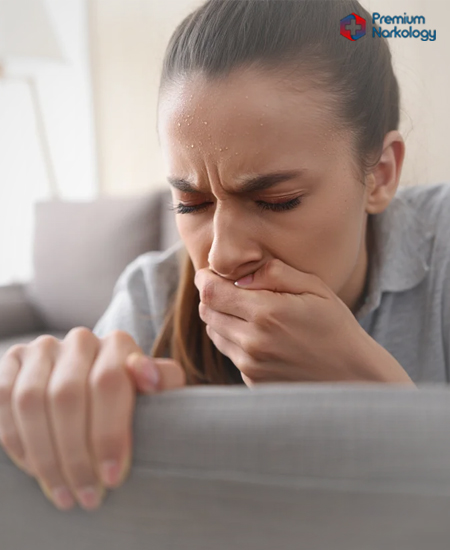 Женщину тошнит