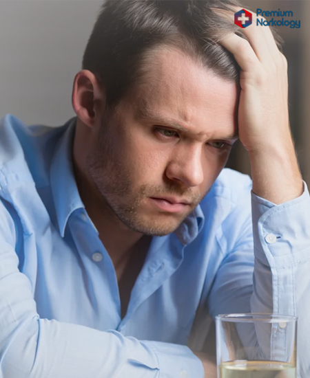 Мужчина горюет из-за алкоголизма