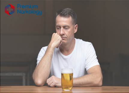 Мужчина с кружкой пива за столом