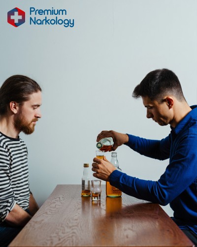 Алкоголики пьют