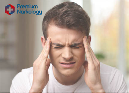 Мужчина держится за виски