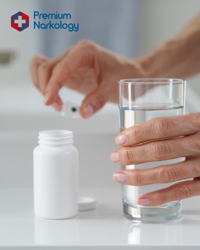 Мужчина держит в руках баночку с таблетками