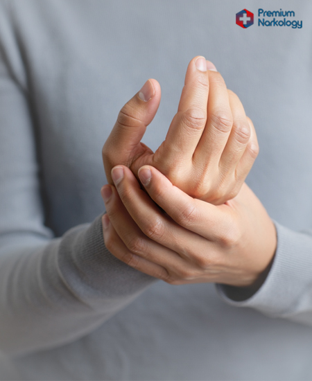 У мужчины трясутся руки