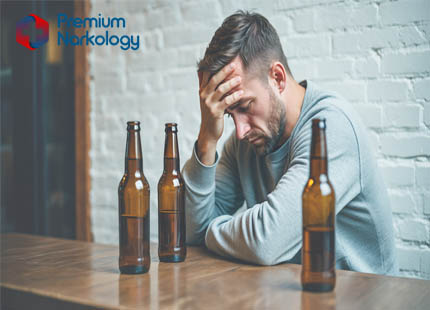 Агрессивный мужчина сидит в баре