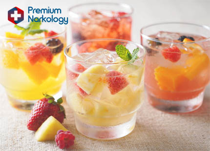 Люди со стаканами в руках за столом