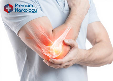 Мужчина держится за больной локоть