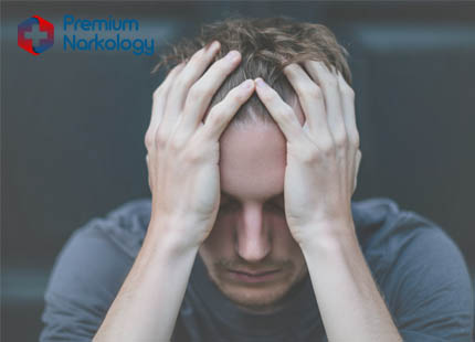 Мужчина схватился за голову