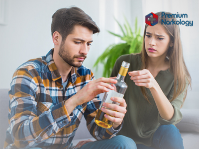 Девушка рядом с мужчиной алкоголиком