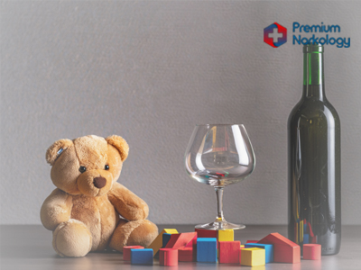 Детские игрушки и бокал с алкоголем